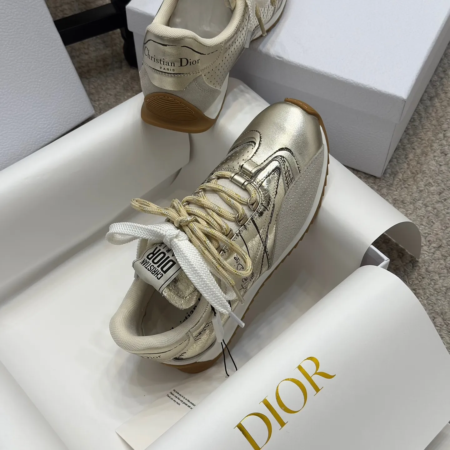 👟👟Ex-factory price 580👟👟 Original purchase and development 𝐂h𝐑𝐈𝐒𝐓𝐈𝐀𝐍 𝐃𝐈or This Dior Vibe Dior sneaker incorporates Dior's haute couture spirit and reinterprets the classic running shoes, moral training shoes. Forrest Gump shoes. Matched with Oblique Printed 3D printing technology reproduces the original fabric to create a contrasting modern style. The details are displayed with a 3D effect, and the iconic details of the logo decoration on the side and back are further embellished. It complements various casual or elegant items to create a modern look.  ✅The tongue is decorated with the Christian Dior PARIS Logo in 3 different colors and overlapping fabric lines. It is consistent with the original version. It is full of details. Welcome to compare and compare with the ordinary version on the market. ✅The original rubber TPU sole is decorated with the DIOR logo. The convex and concave rubber sole is decorated with the Christian Dior lucky star symbol. ✅Size: 35-40 (41 can be customized)